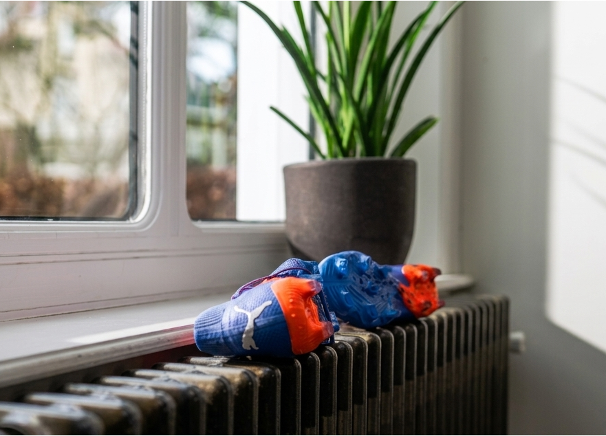 Stop je schoenen op de verwarming te leggen — Zo droog je ze wél goed